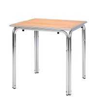 Tavolo con base in alluminio e piano in doghe di legno