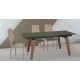 Tavolo con struttura in metallo verniciato, gambe in legno, piano allungabile in vetroceramica